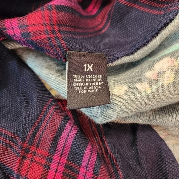 Tolani Collection Plus plaid floral front twist blouse Size 1X - Picture 7 of 7